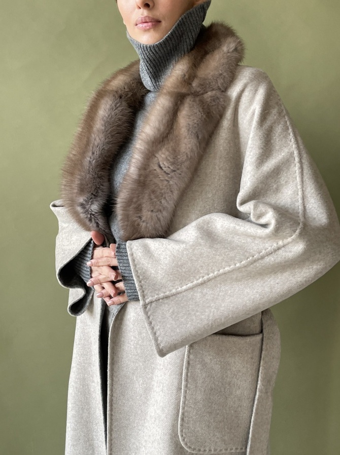 Пальто из кашемира и шерсти с отделкой мехом куницы