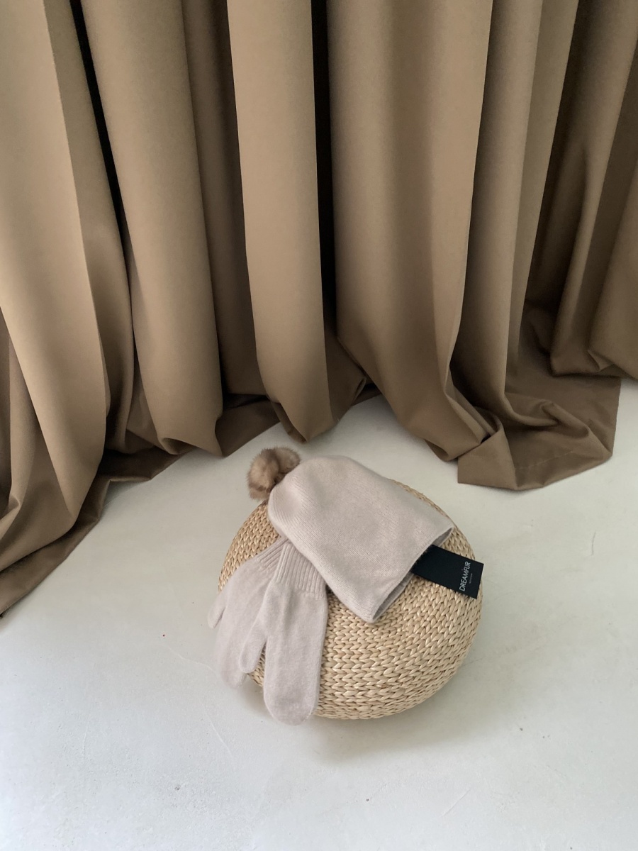 /aksessuary/shapka-iz-kashemira-i-shersti-s-pomponom-mekha-kunitsy515/