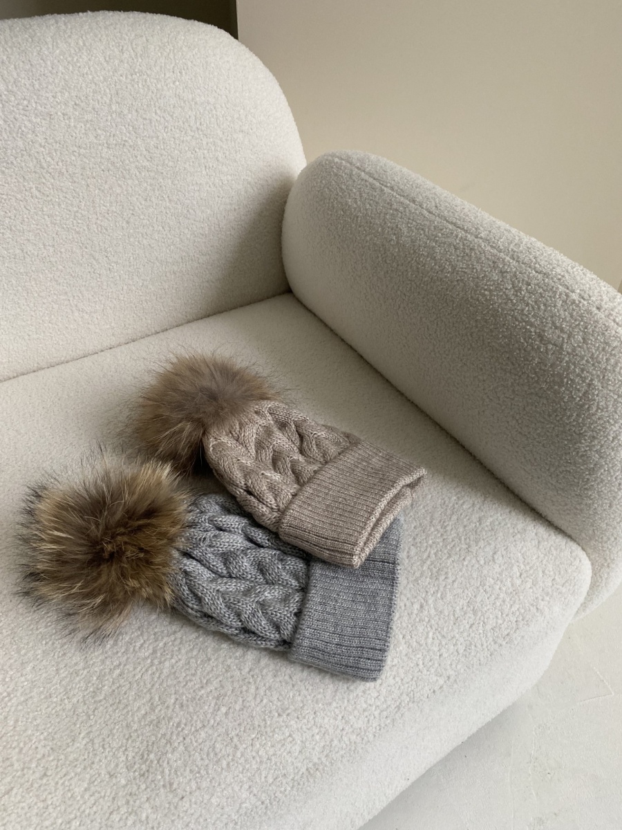 /aksessuary/shapka-iz-shersti-s-pomponom-mekha-enota514/