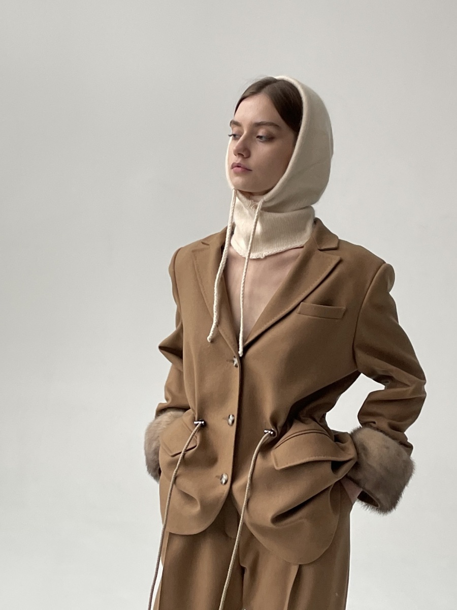 /kostyumy-sherst-i-kashemir/pidzhak-iz-shersti-merinosa-s-otdelkoy-mekhom-norki703/