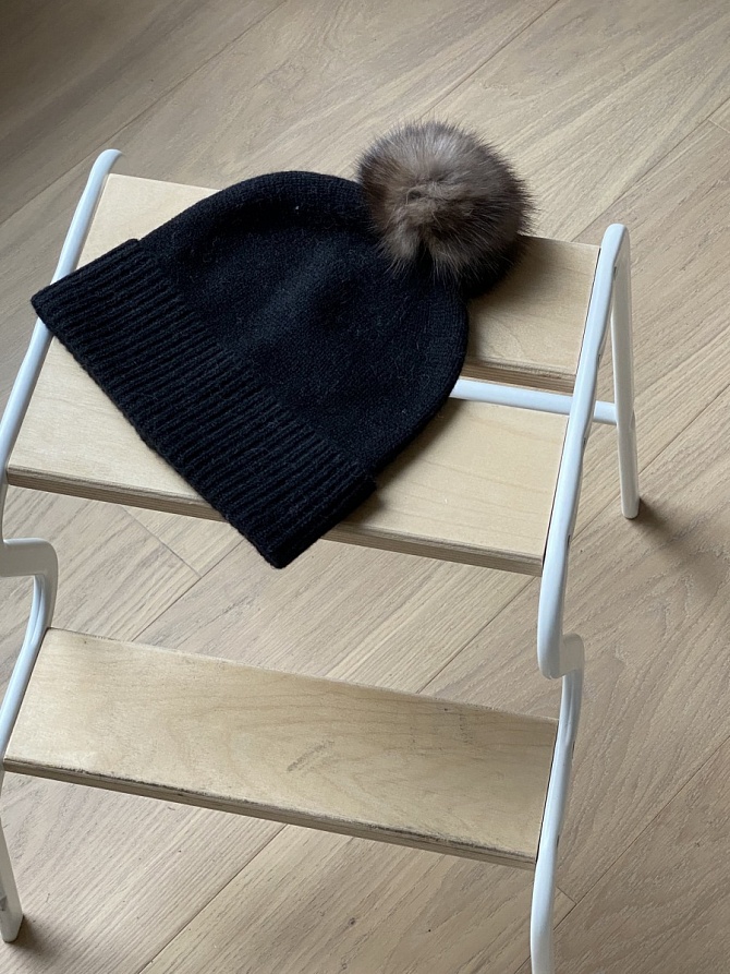 Шапка из кашемира с помпоном из меха соболя
