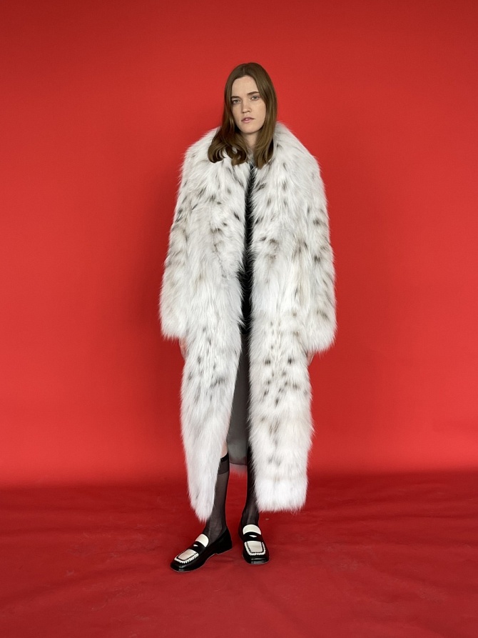 Шуба из меха сибирской рыси натурального цвета с английским воротником
