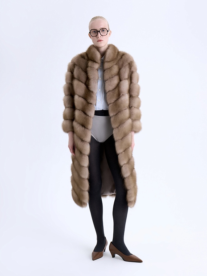 Шуба из меха лесной куницы с воротником-стойкой
