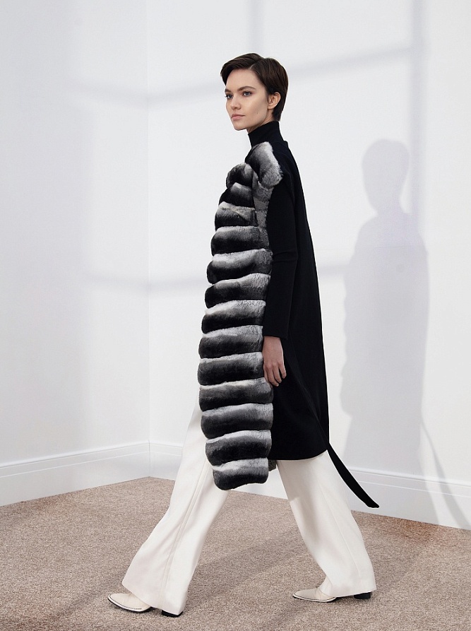 Жилет из меха шиншиллы с V-образным воротником
