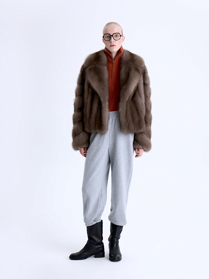 Жакет из меха лесной куницы с английским воротником
