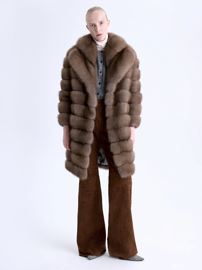 Шуба из меха баргузинского соболя коричневого цвета
