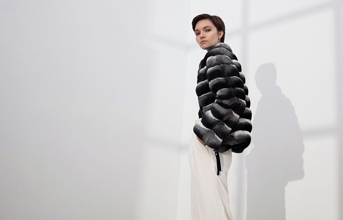 Бомбер из меха шиншиллы с поперечной раскладкой и воротником-стойкой
