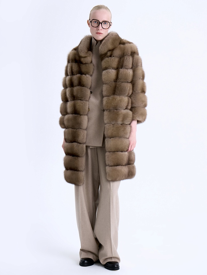 Удлиненная женская шуба из меха баргузинского соболя