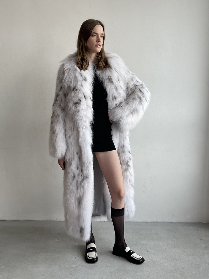 Шуба из меха сибирской рыси натурального цвета с английским воротником
