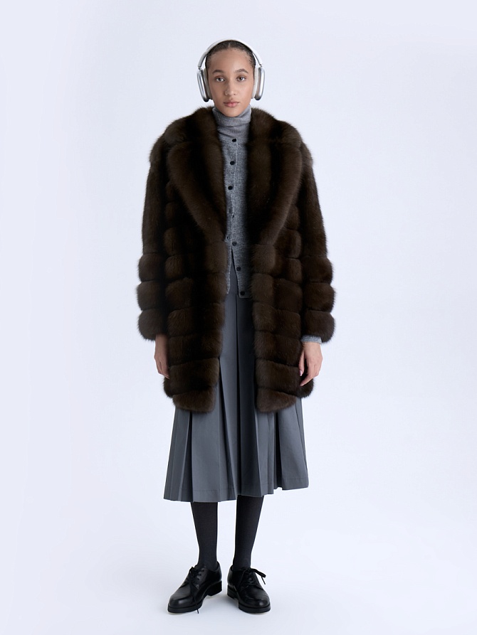 Шуба из меха баргузинского соболя коричневого цвета с английским воротником
