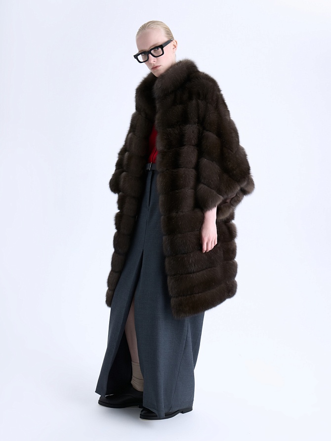Шуба из меха баргузинского соболя темно-коричневого цвета с воротником-стойкой

